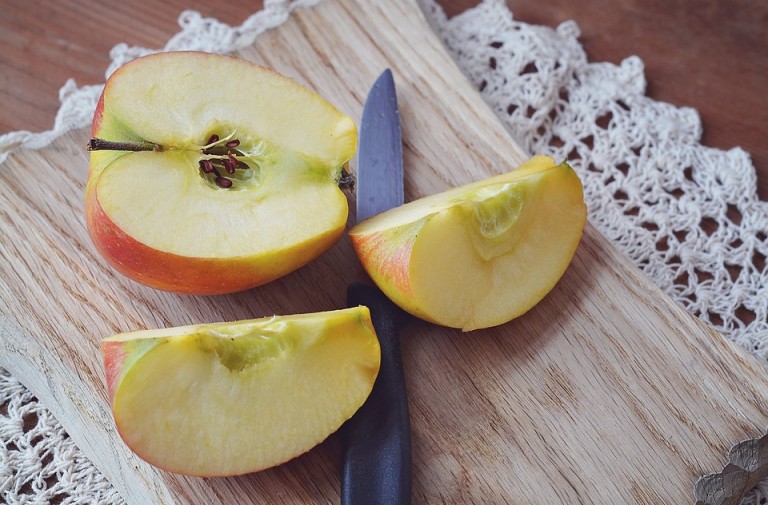 Apple nachos with peanut butter and chocolate