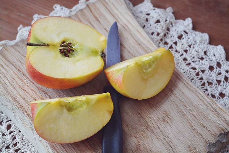 Apple nachos with peanut butter and chocolate